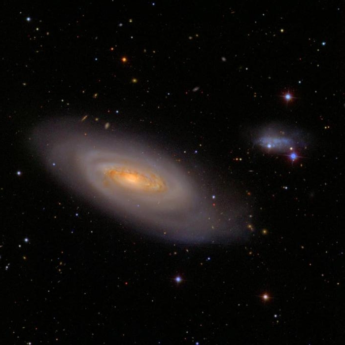 Спиральная галактика Messier 90 со спутником - карликовой галактикой IC 3583
